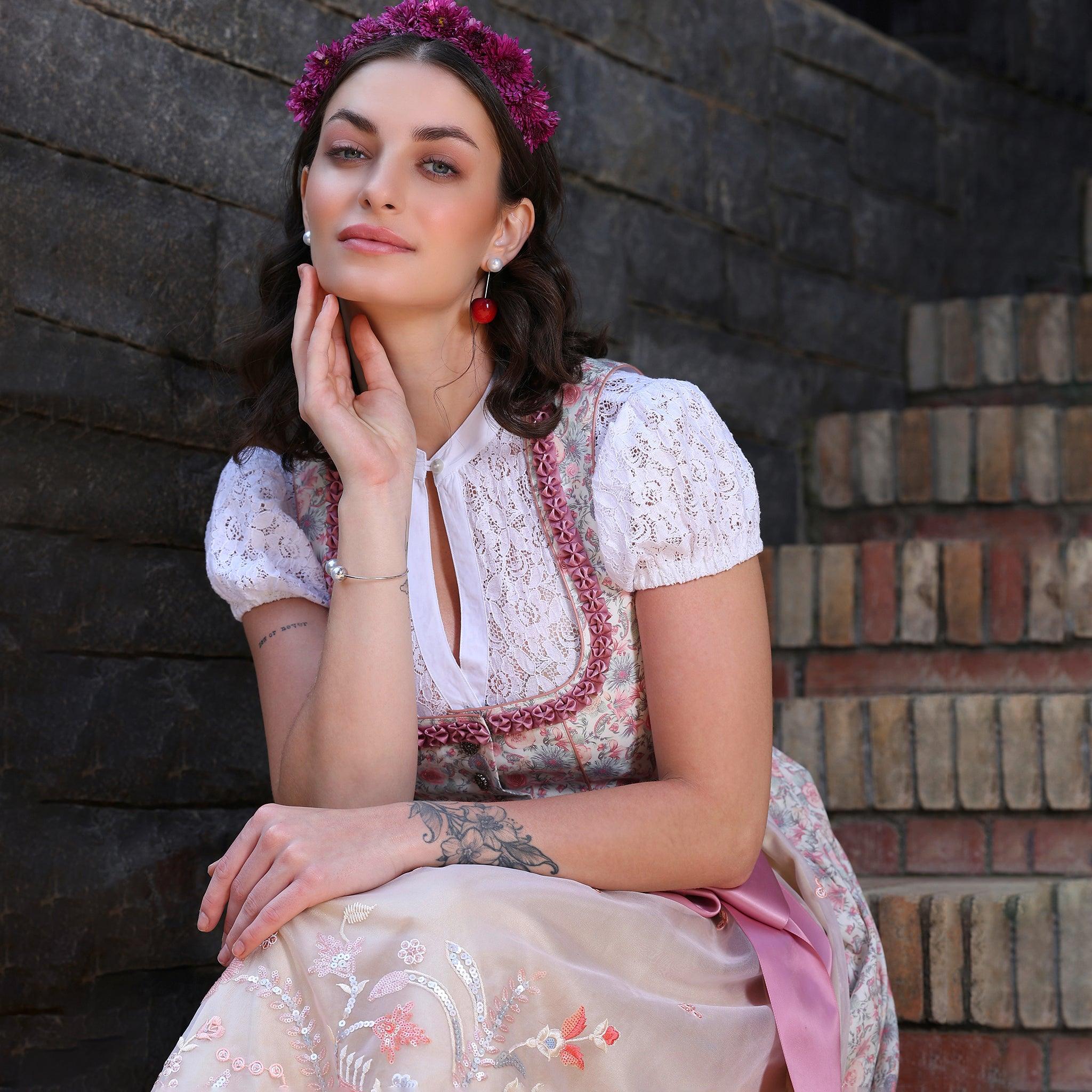 Traditionelle Dirndl neu interpretiert – Eleganz trifft auf Kreativität - Eysler